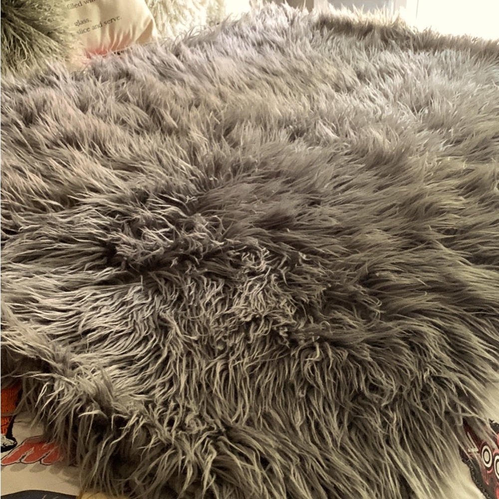 PLUSH THROW BLANKET GRAY SIZE 50 x 60”